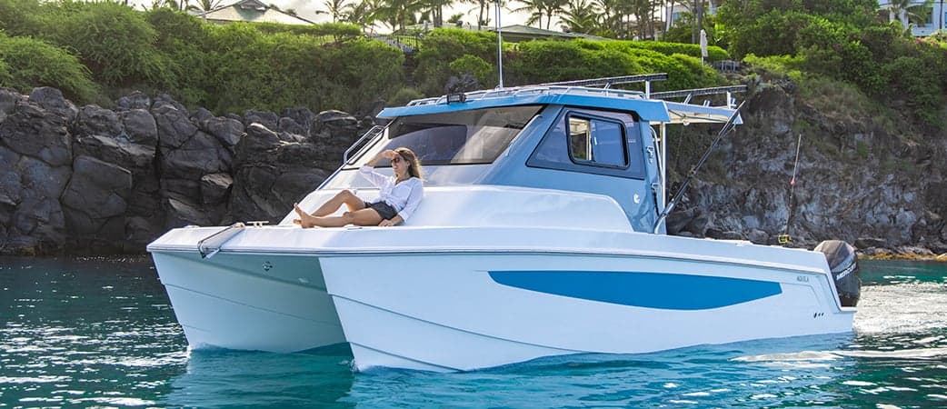 Aquila 28 Molokai Cuddy fondeado en aguas tranquilas