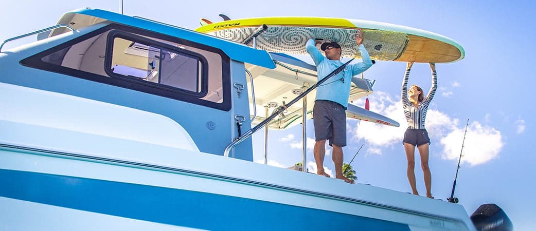 Techo del Aquila 28 Molokai Cuddy con tablas de paddle surf