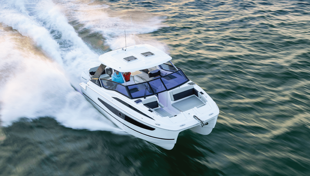 Aquila 32 Sport navegando a velocidad