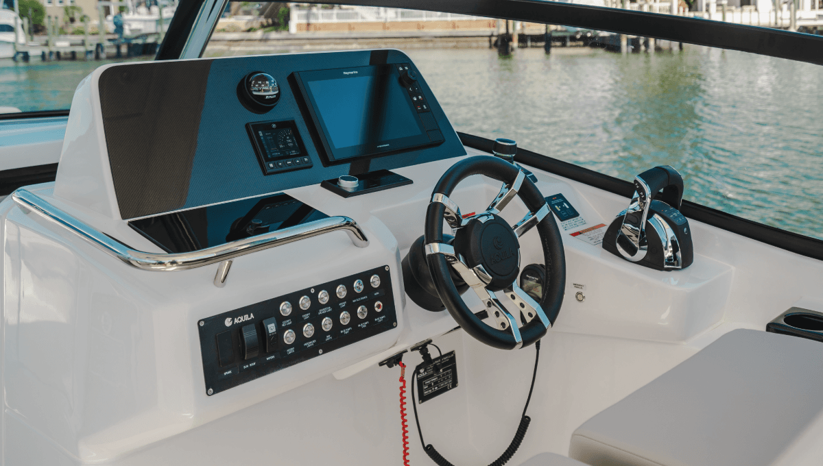 Volante, pantallas y mandos del Aquila 32 Sport