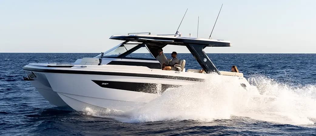 Aquila 35 Sport navegando a velocidad