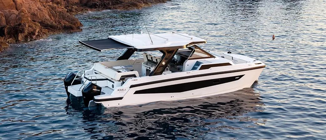 Aquila 35 Sport de perfil sobre el agua