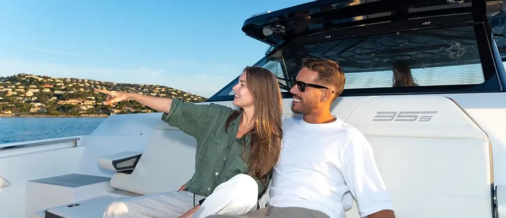 Invitados disfrutando a bordo del Aquila 35 Sport