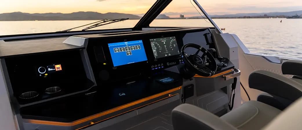 Volante, pantallas y mandos del Aquila 35 Sport