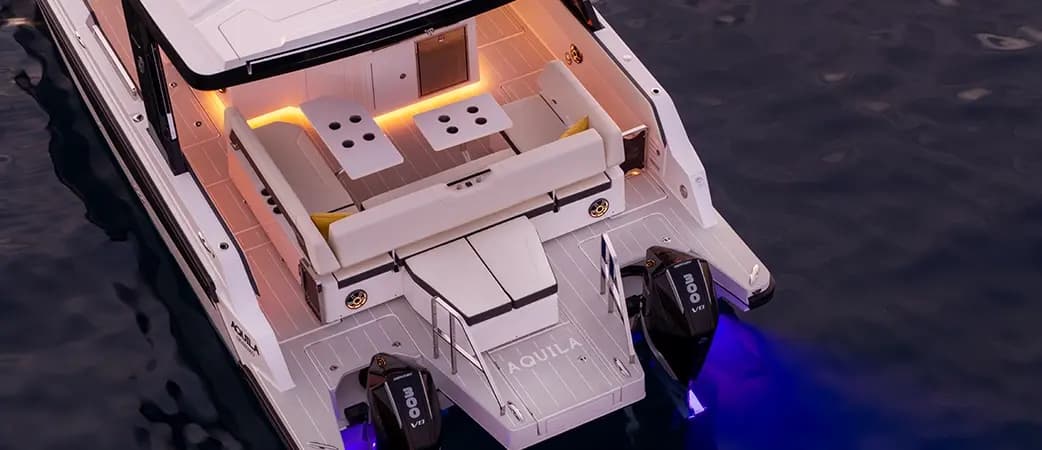 Aquila 35 Sport con la iluminación encendida al anochecer