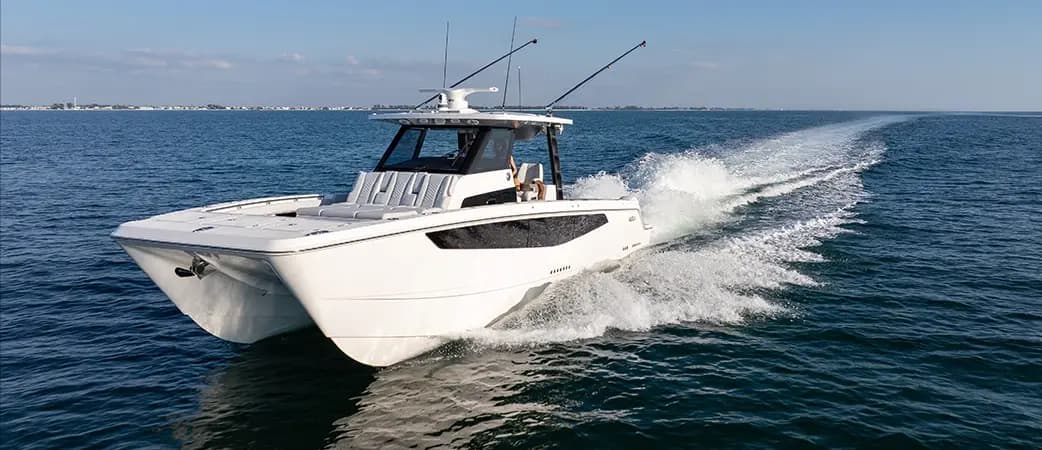 Aquila 36 Molokai navegando a velocidad