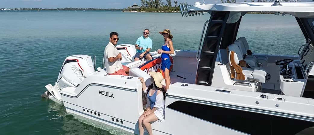 Invitados disfrutando a bordo del Aquila 36 Molokai