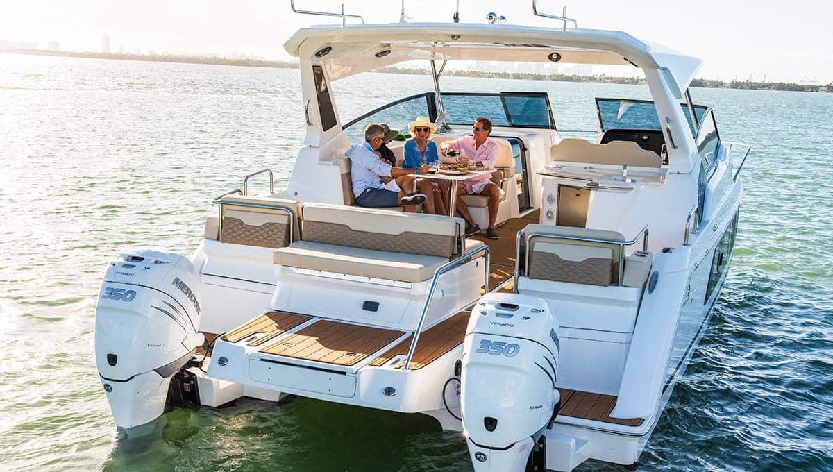 Popa del Aquila 36 Sport con sus motores fueraborda