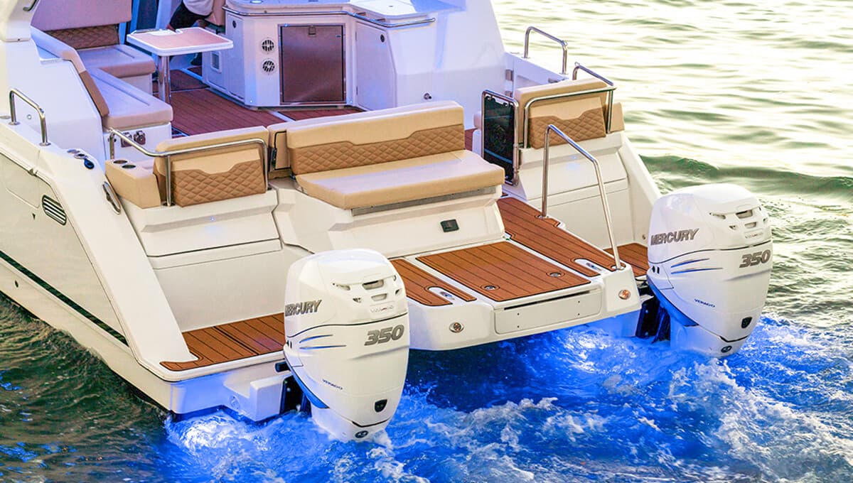 Popa del Aquila 36 Sport con su plataforma de baño