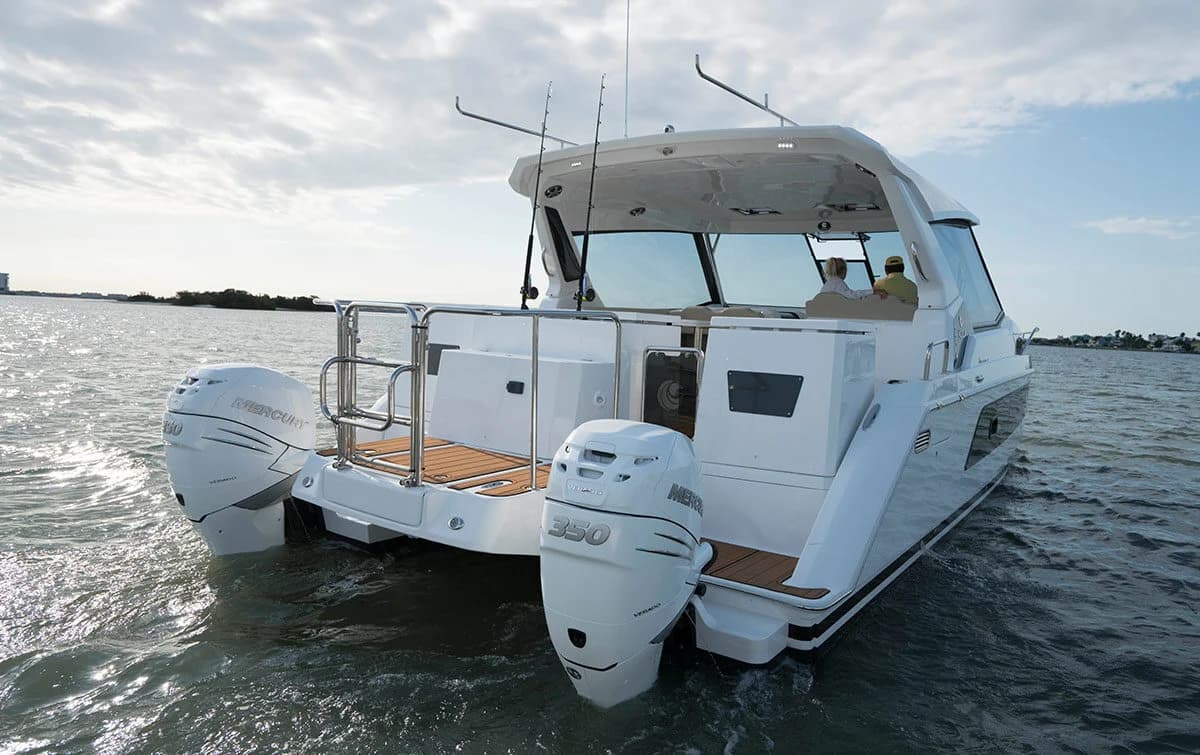 Popa del Aquila 36 Sport con sus motores fueraborda