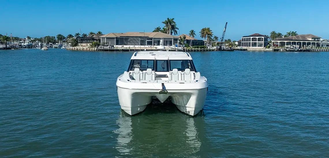 Proa del Aquila 42 Coupe sobre el agua