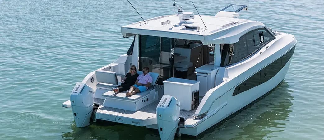 Popa del Aquila 42 Coupe con su plataforma de baño