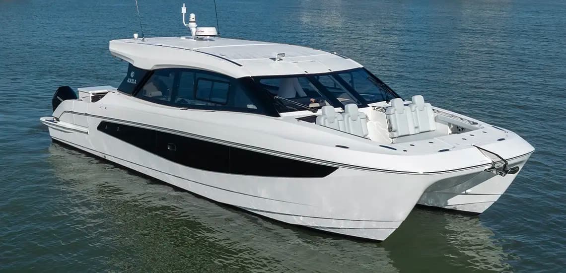 Aquila 42 Coupe de perfil sobre el agua