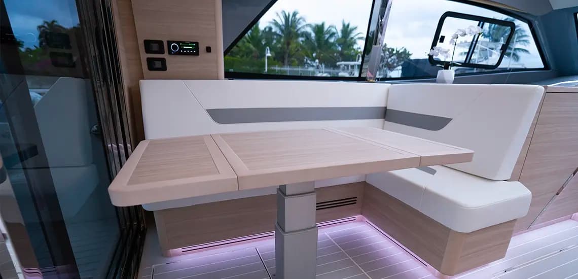 Comedor interior del Aquila 42 Coupe