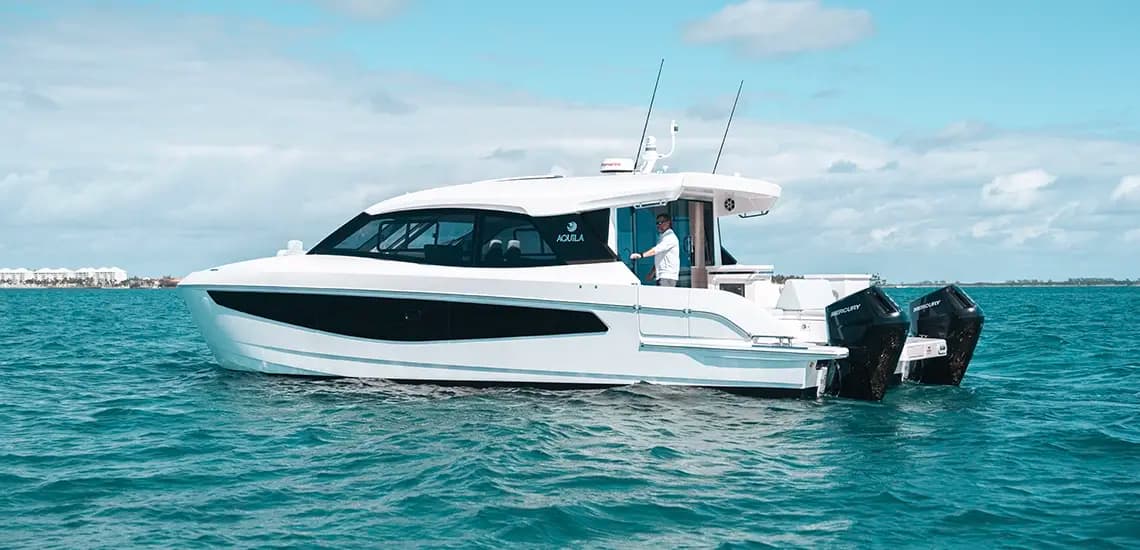 Popa del Aquila 42 Coupe con sus motores fueraborda