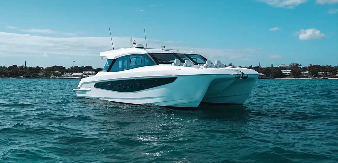 Aquila 42 Coupe fondeado en aguas tranquilas