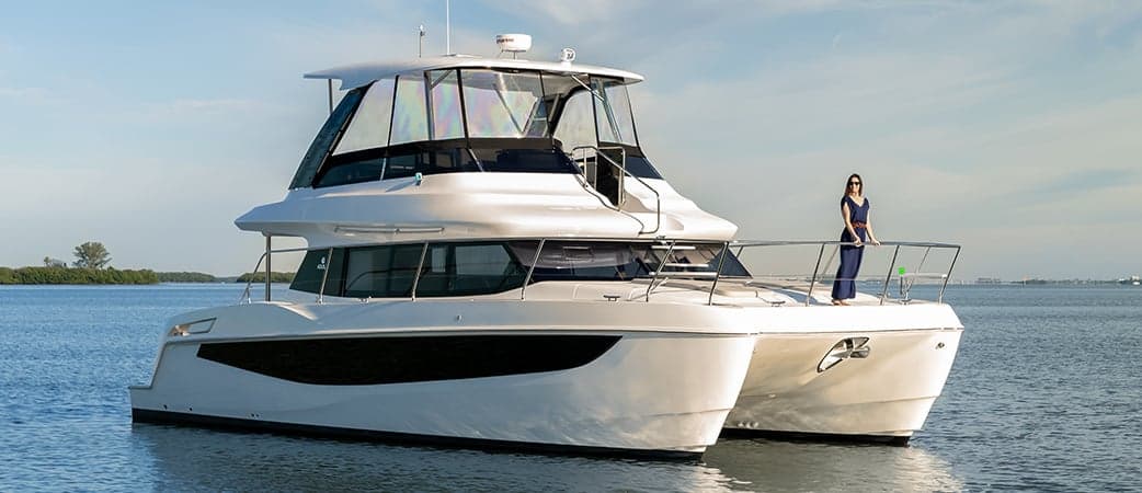 Aquila 42 Yacht de perfil sobre el agua