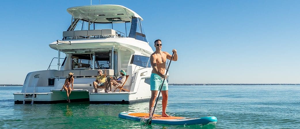 Invitados disfrutando a bordo del Aquila 42 Yacht