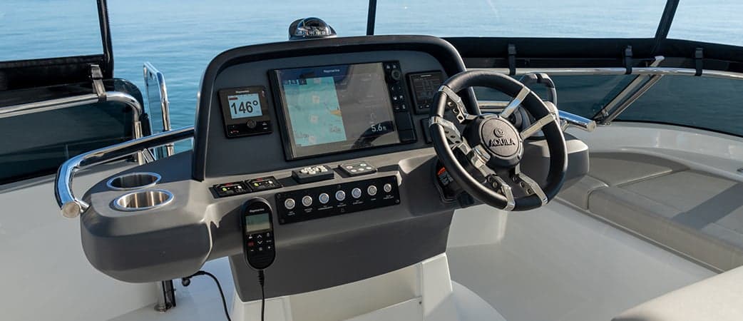 Volante, pantallas y mandos del Aquila 42 Yacht