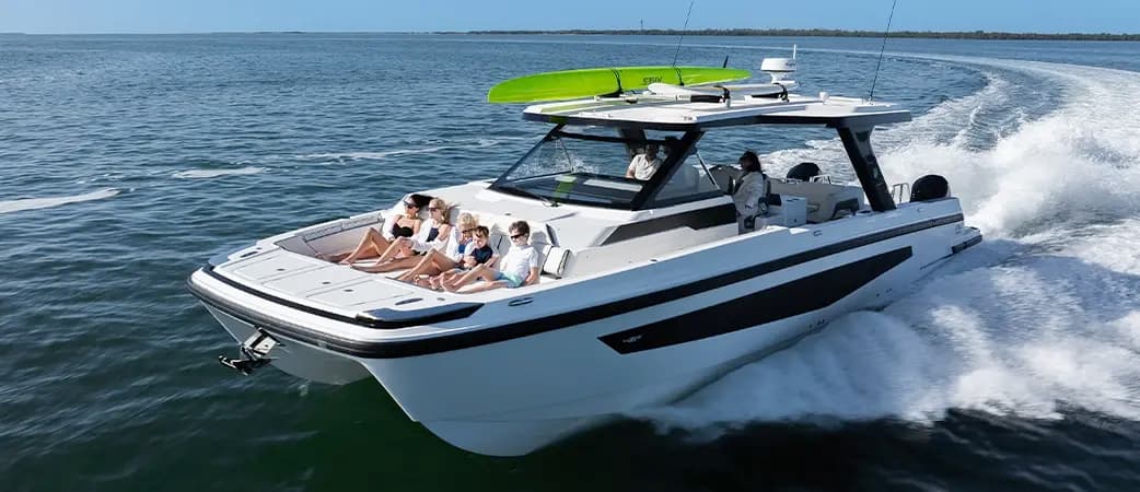 Aquila 45 Sport navegando a velocidad