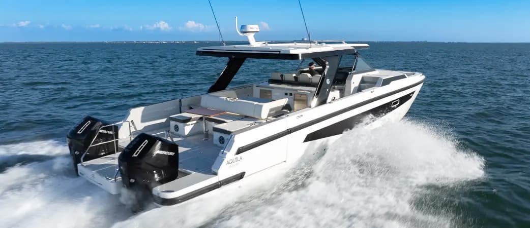 Aquila 45 Sport navegando a velocidad