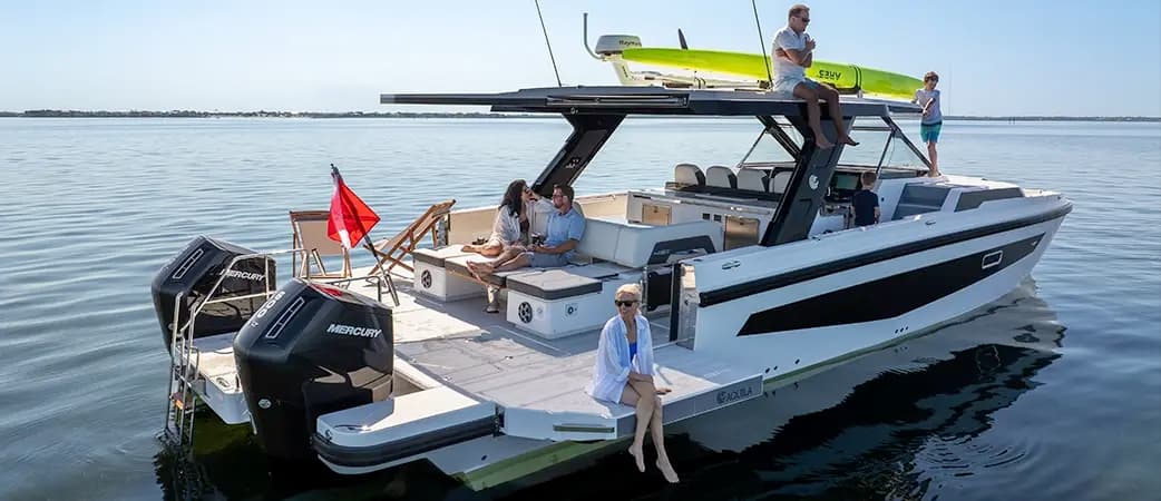 Aquila 45 Sport fondeado en aguas tranquilas