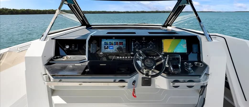 Volante, pantallas y mandos del Aquila 45 Sport