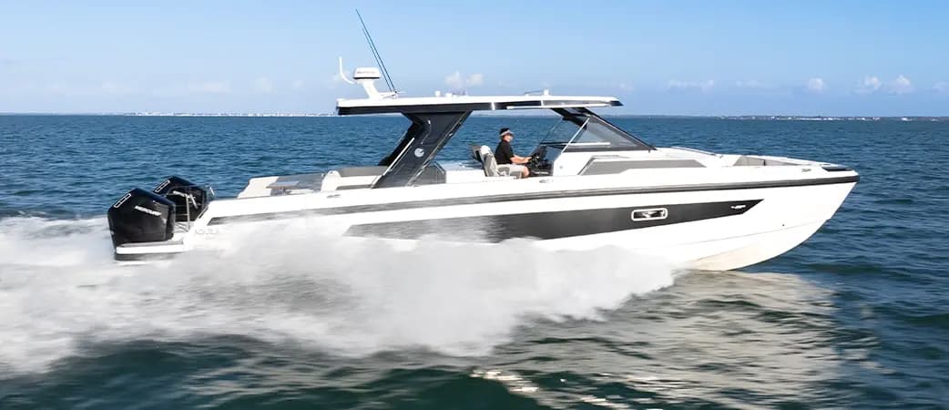 Aquila 45 Sport de perfil sobre el agua