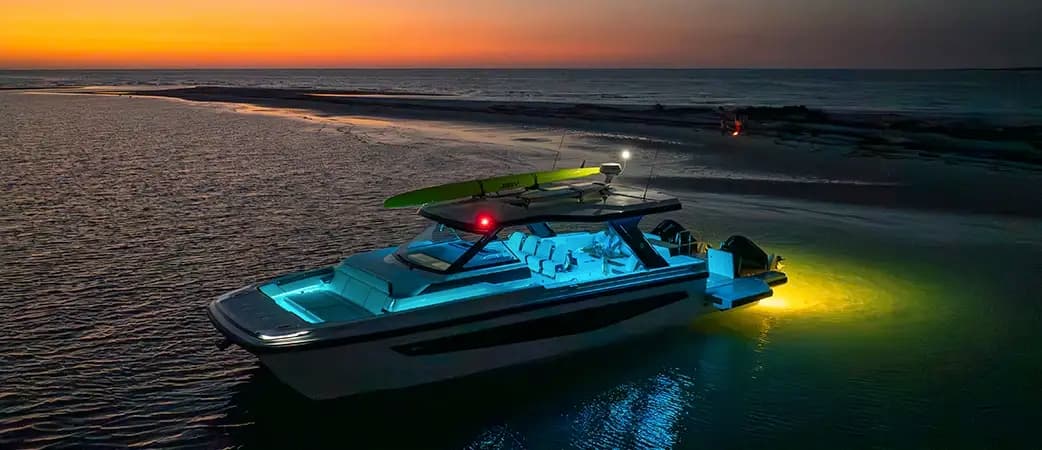 Aquila 45 Sport con la iluminación encendida al anochecer