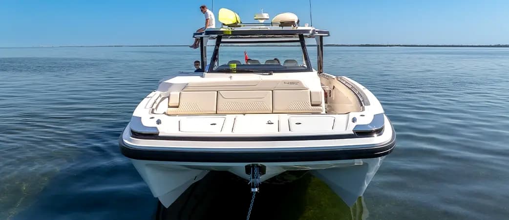 Proa del Aquila 45 Sport sobre el agua