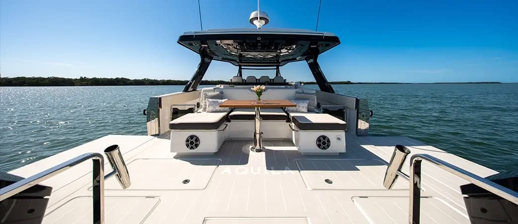 Popa del Aquila 45 Sport con su plataforma de baño