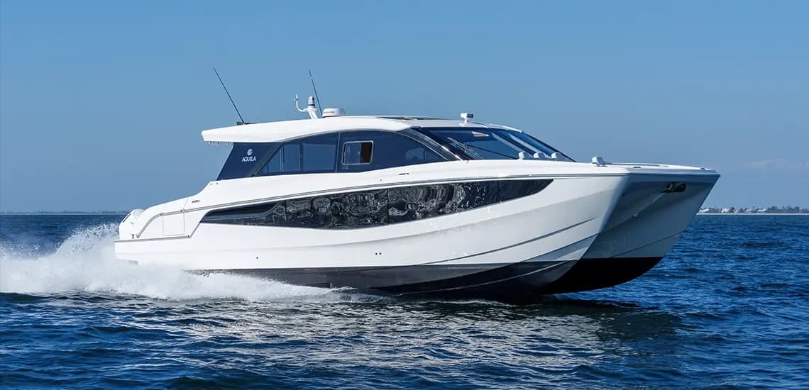 Aquila 46 Coupe navegando a velocidad
