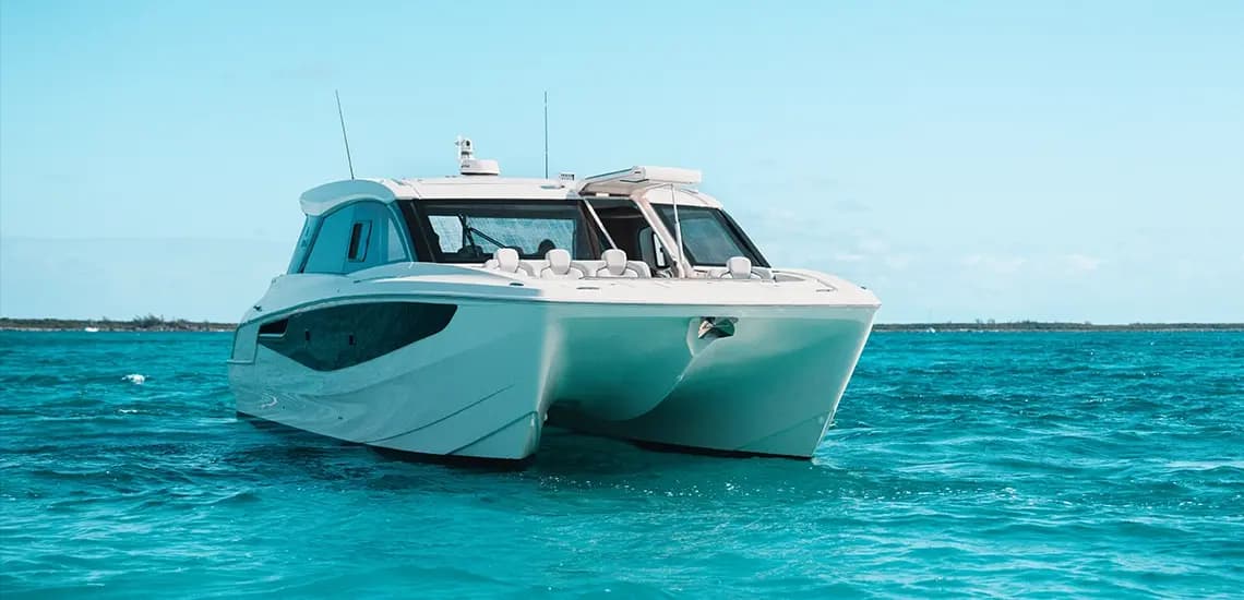 Aquila 46 Coupe fondeado en aguas tranquilas
