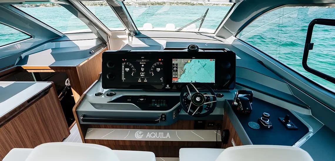 Volante, pantallas y mandos del Aquila 46 Coupe