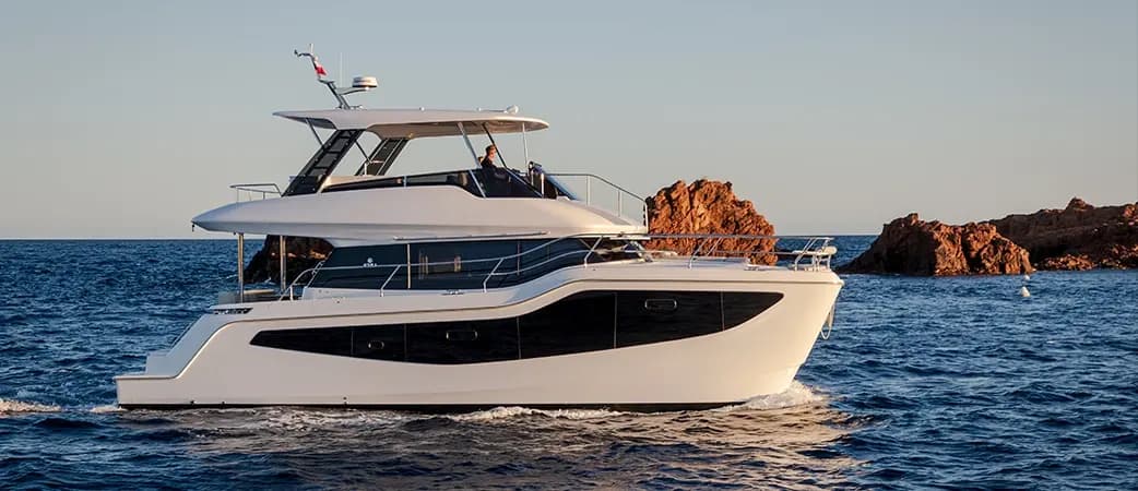 Aquila 46 Yacht de perfil sobre el agua