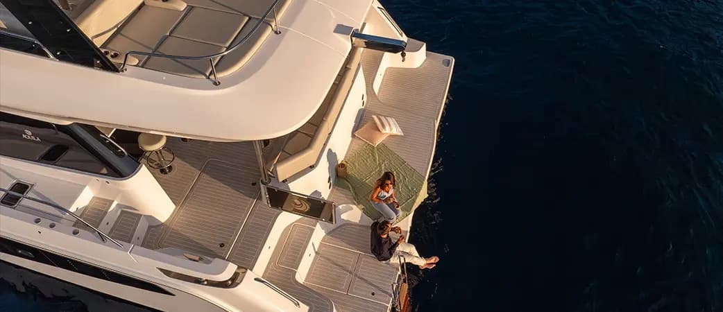 Zona de estar de proa del Aquila 46 Yacht