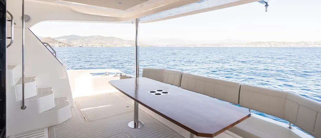 Mesa de comedor exterior del Aquila 46 Yacht