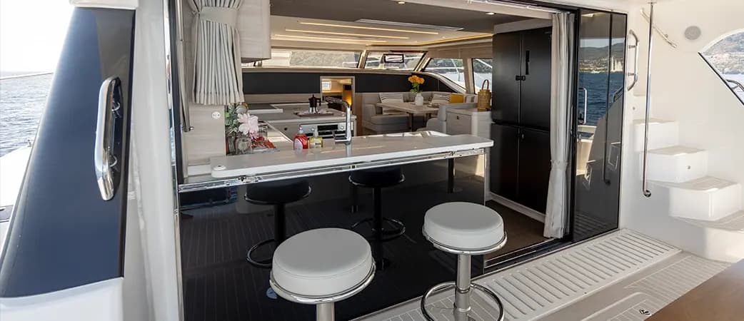 Barra de popa del Aquila 46 Yacht