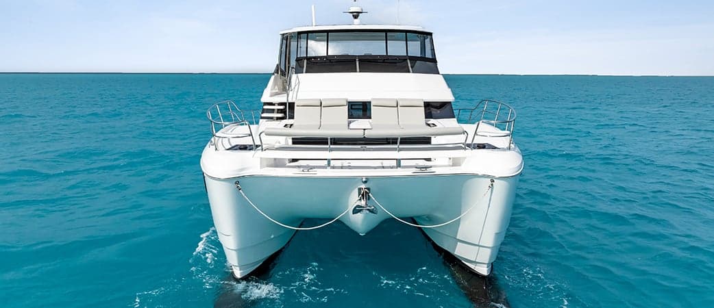 Proa del Aquila 50 Yacht sobre el agua