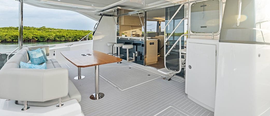 Mesa de comedor exterior del Aquila 50 Yacht
