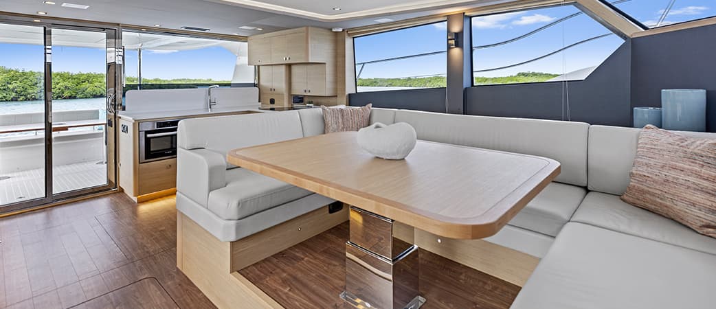 Comedor interior del Aquila 50 Yacht
