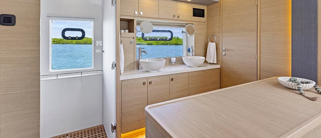 Baño del Aquila 50 Yacht