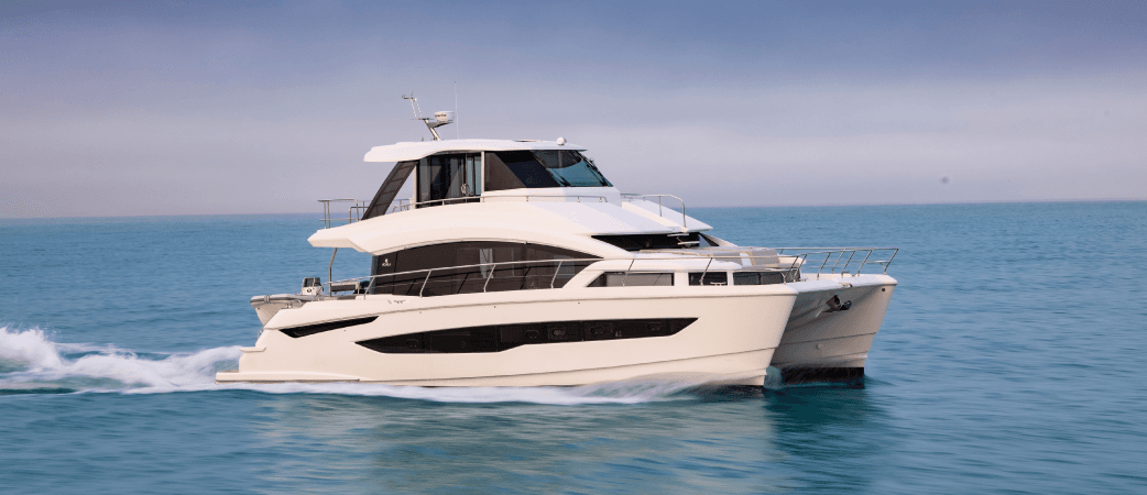 Aquila 54 Yacht navegando a velocidad