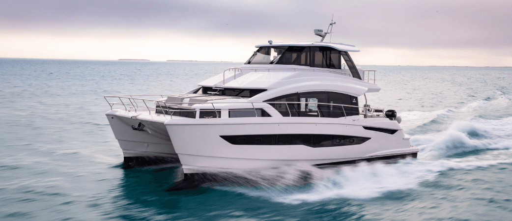 Aquila 54 Yacht navegando a velocidad