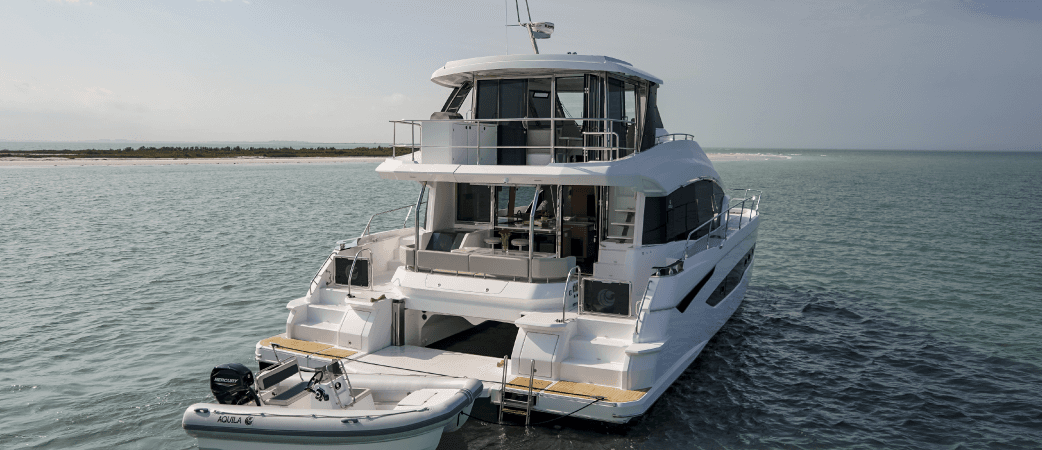Aquila 54 Yacht con su embarcación auxiliar