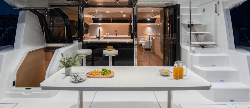 Mesa de comedor exterior del Aquila 54 Yacht