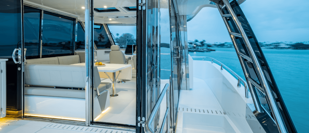 Pasillo lateral del Aquila 54 Yacht