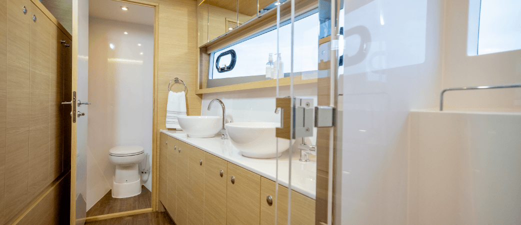 Baño del Aquila 54 Yacht