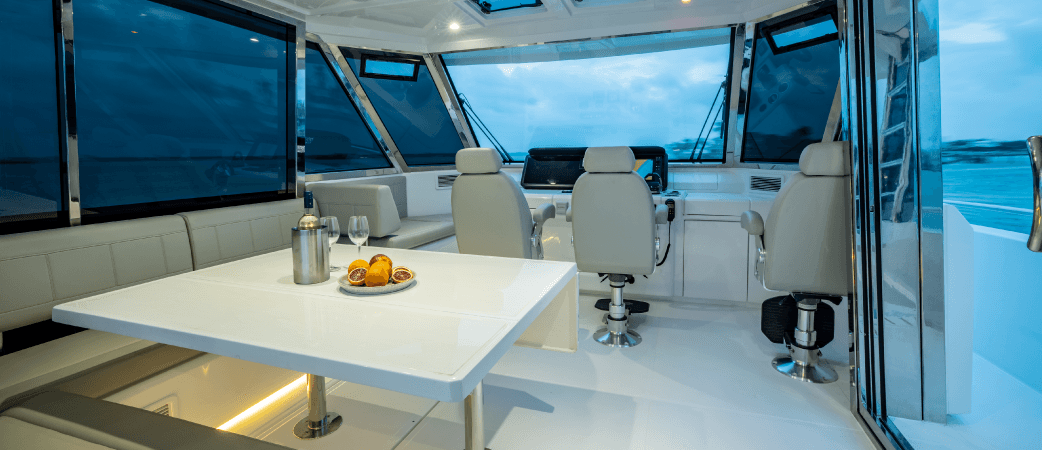Puesto de gobierno interior y comedor del Aquila 54 Yacht