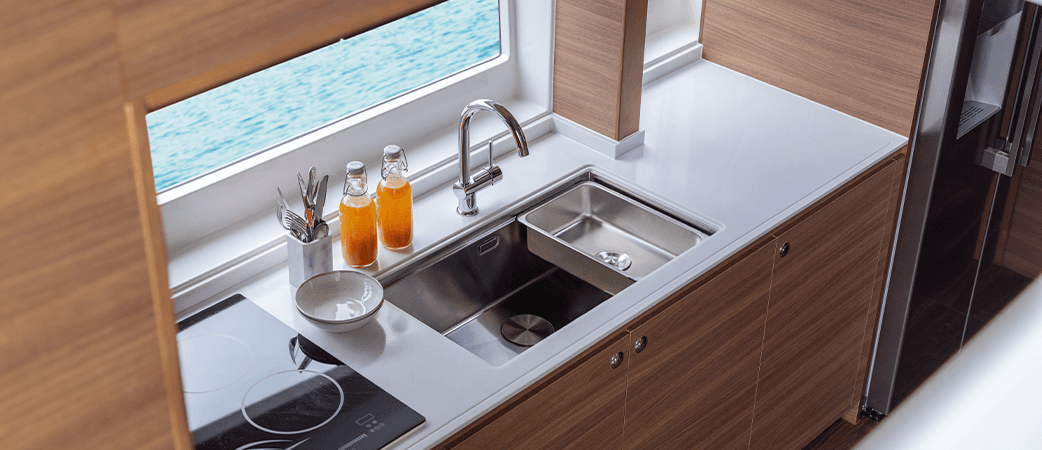 Cocina del Aquila 54 Yacht